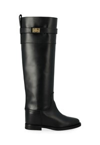 Botte noire en cuir, haut de genou, avec une finition lisse, un accent de boucle étroite en haut et un petit talon. Boucle latérale pour un enfilage facile.