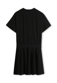 Czarna sukienka z krótkim rękawem z dopasowaną talią i rozkloszowanym dołem. Gładki materiał o jednolitym kolorze, bez widocznych wzorów czy akcentów.