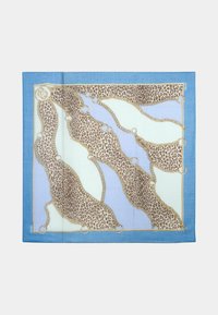 Foulard en soie avec un motif léopard et des chaînes dorées entrelacées sur un fond bleu clair et crème. Les bords sont bordés de bleu.