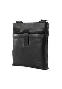 Borsa a tracolla in pelle nera con una texture liscia, patta pieghevole, tasca frontale con chiusura a scatto e dettaglio logo impresso.