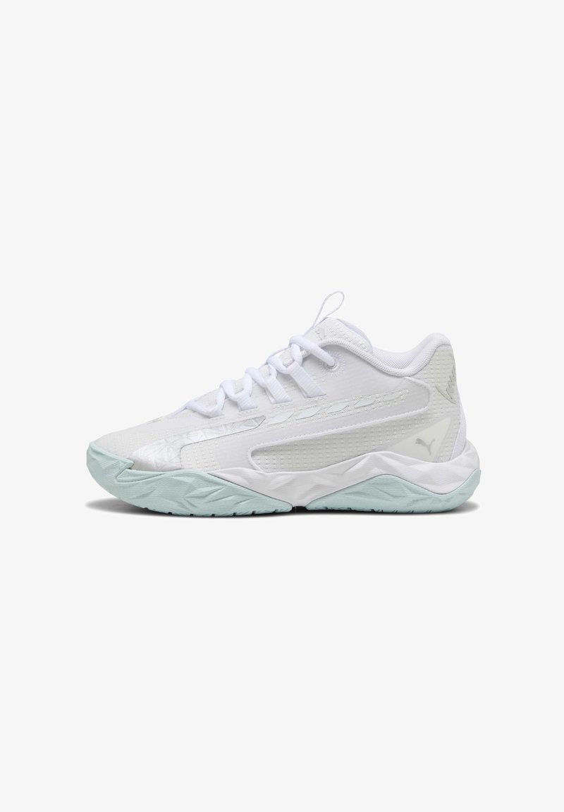 Chaussures de sport blanches avec une tige en mesh texturé, des accents réfléchissants et une semelle en caoutchouc vert menthe. Présentent un bout arrondi et un design à lacets.