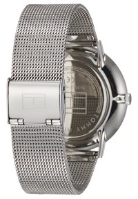 Montre avec bracelet en maille argentée et un boîtier en acier inoxydable poli, dotée d'une boucle lisse et d'un cadran rond texturé.