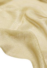 Złota metaliczna tkanina o delikatnej, przezroczystej strukturze, z błyszczącym wykończeniem i miękkim układem, tworząca elegancki, płynny wygląd.