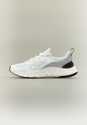 Biały i szary but do biegania Nike z siateczkową cholewką, grubą wyściółką podeszwy i czarnym pętelką na pięcie na neutralnym tle.