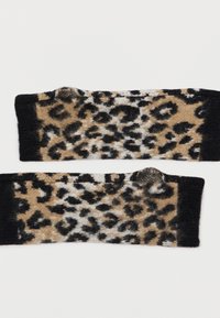 Ζευγάρι φουντωτών γαντιών χωρίς δάκτυλα με σχέδιο λεοπάρ σε μαύρο, μπεζ και άσπρο χρώμα σε λευκό φόντο.