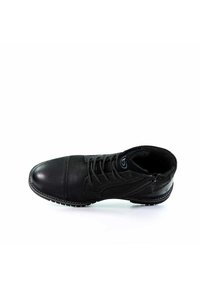 Schwarzer Lederschuh mit runder Zehenform, Schnürdesign und seitlichem Reißverschluss. Besitzt eine strukturierte Oberfläche und eine Gummisohle mit kontrastierendem Besatz.