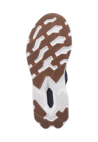 Sål af en sneakers med et brunt gummimønster, hvid mellemsål og tekstureret overflade med fleksible riller for godt greb.