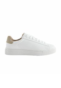 Baskets blanches en cuir lisse avec un talon en daim beige texturé. Dotées de lacets ronds et d'une semelle en caoutchouc avec une adhérence texturée.