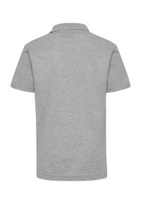 Graues kurzärmliges Poloshirt aus Baumwolle mit einem Kragen und ohne sichtbare Logos oder Muster, das eine einfarbige Textur aufweist.