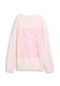Sudadera rosa claro con mangas largas y escote amplio, que presenta un gran texto rosa y divertido que dice "APARECE CADA DÍA" en varios tamaños.