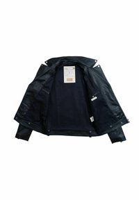 Jachetă neagră din piele cu fermoar în față, guler ascuțit și nasturi capsa. Dispune de un buzunar interior și o căptușeală moale din material textil.