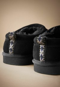 Next REGULAR FIT SIGNATURE - Šlepetės - black