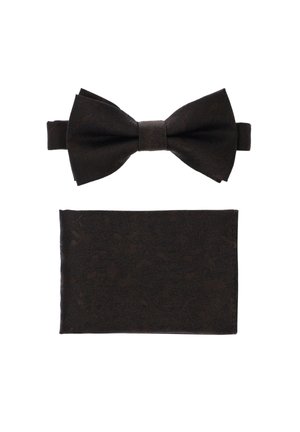 Czarna muszka z teksturowanej tkaniny, zestawiona z pasującą poszetką na białym tle.