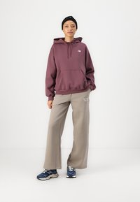 New Balance ATHLETICS CLUB  - Mikina - faded plum