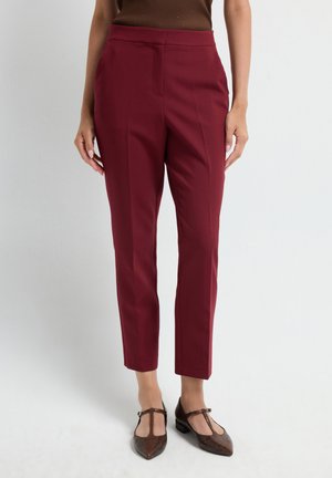 Bordeaux gepaste broek met een rechte snit, gemaakt van een gladde, gestructureerde stof en met een voorplooidetail. Draag het met bruine schoenen.