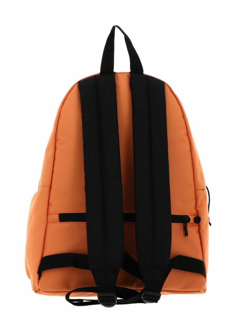 Oranger Rucksack mit schwarzen gepolsterten Schultergurten, oberer Trageschlaufe, seitlicher Reißverschlusstasche und verstellbaren unteren Gurten, von hinten dargestellt.