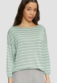  Lichtgroene, lange mouw pullover trui met witte horizontale strepen; relaxte pasvorm en ronde halslijn; geribbelde textuur bij de mouwen en onderrand.