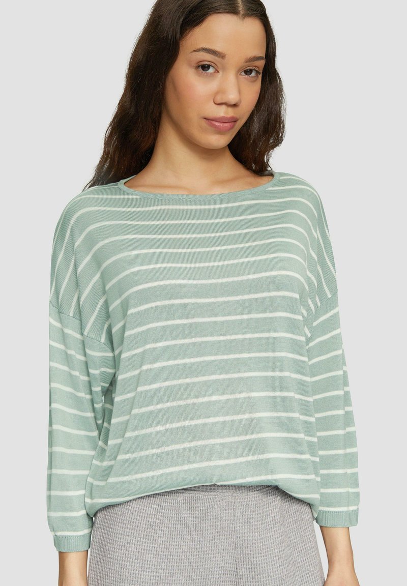  Lichtgroene, lange mouw pullover trui met witte horizontale strepen; relaxte pasvorm en ronde halslijn; geribbelde textuur bij de mouwen en onderrand.