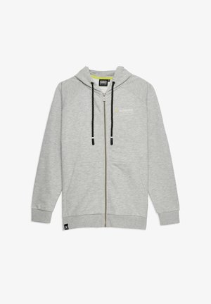 Sivi zip-up dukserica s kapuljačom, crnim vezicama, prednjim džepovima i tekstualnim detaljem na lijevoj strani prsnog područja. Glatka tekstura tkanine.