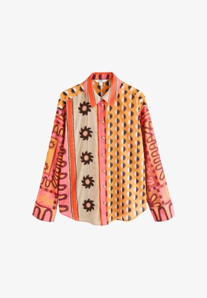 Mitmevärviline nööbitav särk, millel on lille- ja geomeetrilised mustrid, segu oranžist, roosast ja koorevärvist ning tikitud aksendid.