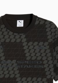 Czarny bawełniany t-shirt z geometrycznym wzorem w ciemnoszarym kolorze, z okrągłym dekoltem oraz tekstem "HIGH SPEED" i "HIGH STAKES" w kontrastowym kolorze.