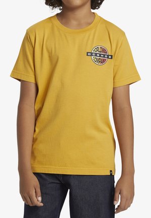 Geel katoenen t-shirt met korte mouwen en een ronde halslijn, voorzien van een cirkelvormig logo-ontwerp op de borst en een rechte zoom.