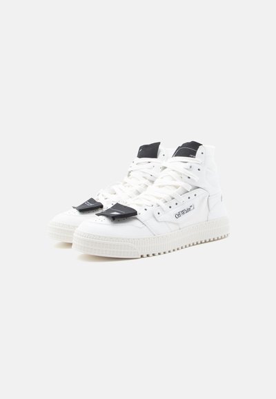 Ein Paar weiße High-Top-Sneaker mit schwarzen Zuglaschen an den Schnürsenkeln und dem "Off-White"-Logo an der Seite, vor einem schlichten weißen Hintergrund.