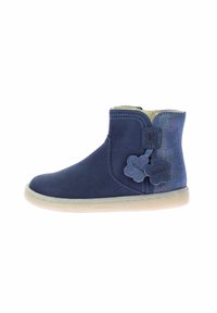 Bottines en daim bleu à bout rond, semelle en caoutchouc de couleur claire et décorations florales sur le côté.