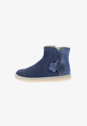 Stivaletti alla caviglia in suede blu con punta rotonda, suola in gomma di colore chiaro e decorazioni floreali sui lati.