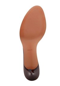 Chaussure à talon haute brillante marron avec un bout arrondi, dotée d'un petit accent métallique et d'une semelle en caoutchouc texturée avec des stries.