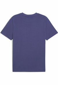 Lilla bomulds t-shirt med korte ærmer, rund hals og en glat tekstur, med en ensfarvet ryg og uden synlige designelementer.