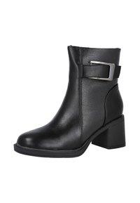 Botín negro de cuero hasta el tobillo con panel lateral texturizado, tira con hebilla plateada y tacón bloque de altura media sobre un fondo blanco.