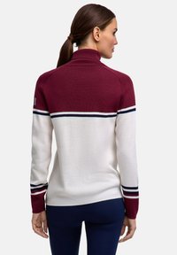 Maglione rosso e bianco con collo finto alto, design orizzontale, trama a coste e righe blu navy sulle maniche.