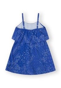 Vestido de patrón de bandana azul con tirantes ajustables, parte superior voluminosa y una textura de tela suave. Presenta diseños en paisley y flores blancas.
