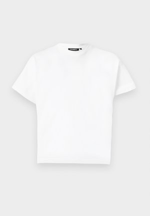 Απλό λευκό βαμβακερό T-shirt με κοντά μανίκια, στρογγυλή λαιμόκοψη και μαύρη ετικέτα με το λογότυπο μέσα στο γιακά.