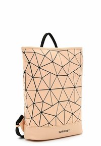 Mochila de color durazno con un patrón geométrico negro, hecha de material sintético, que cuenta con un asa y una correa negra para llevar.
