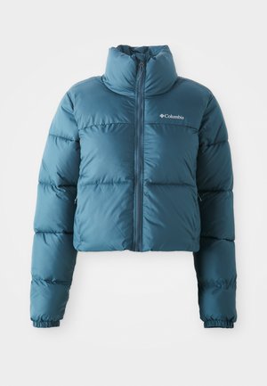 Giacca blu a piumino accorciata realizzata in tessuto resistente all'acqua. Caratterizzata da un colletto alto, zip frontale e cuciture orizzontali per l'isolamento.