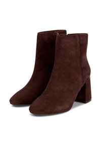 Botines de ante marrón hasta el tobillo con punta afilada y tacón cuadrado. Con cremallera lateral y textura suave.