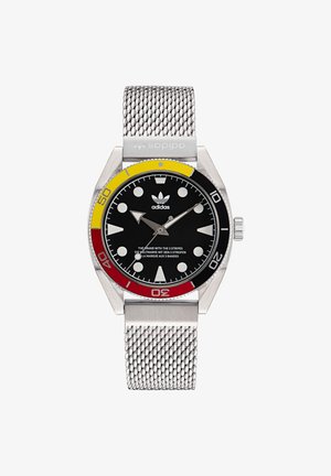 Montre-bracelet Adidas avec cadran noir, lunette jaune, rouge et noire, bracelet en maille argentée, marqueurs ronds blancs et aiguilles des heures et des minutes argentées.