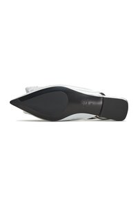 Scarpa con tacco alto in pelle argento con punta affusolata, superficie texture e suola in gomma nera. Presenta un design pulito e aerodinamico.