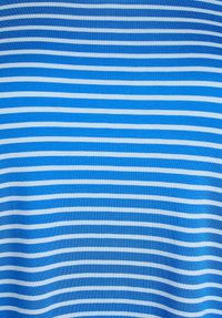 Modré a biele horizontálne pruhy na látke s jemnou textúrou a subtílnym zvrásnením.