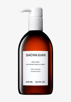 Bouteille en ambre de gel douche avec un couvercle pompe blanc. L'étiquette affiche "SACHAJUAN GEL DOUCHE", "LAVANDE FRAÎCHE", ainsi que le volume en millilitres et en onces liquides.