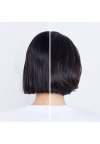 Kort bobfrisyr med rak, glänsande svart hår, med en kantig klippning i ändarna. Ren, slät textur utan synliga stylingprodukter.