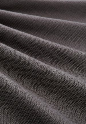 Tejido gris con una textura entrelazada, que muestra pliegues pronunciados y una superficie lisa. El color parece uniforme sin patrones o acentos visibles.