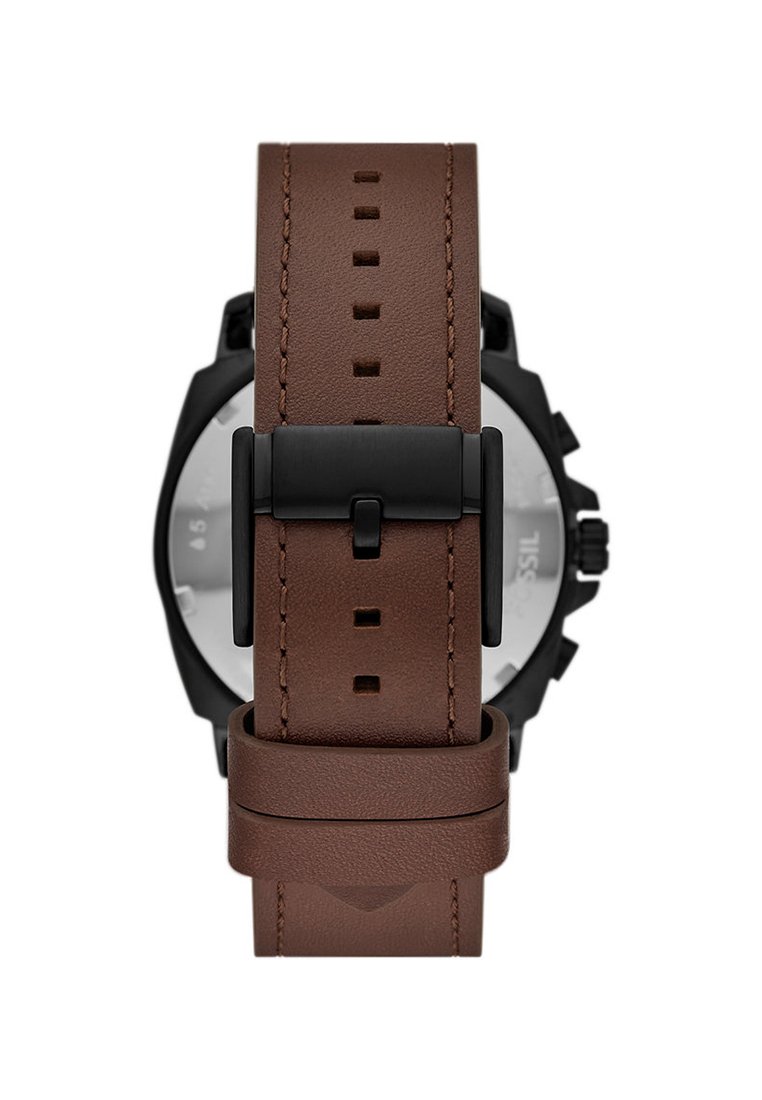 Brązowy skórzany pasek do zegarka z matową czarną klamrą. Posiada równomiernie rozmieszczone otwory i teksturowaną powierzchnię. Okrąła tarcza zegarka jest częściowo widoczna.
