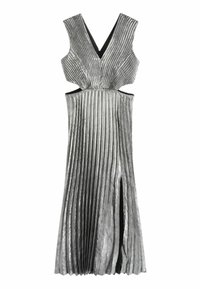 Metallic silver veckad klänning med djup V-halsringning, urklippta sidor och hög sklit. Tillverkad av ett texturerat, skimrande tyg.