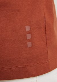 CHASIN' BASIC  AUTECH - Camiseta estampada - red