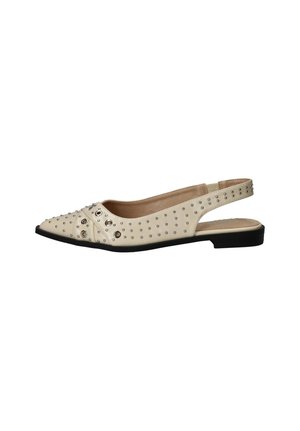Beige puntig slingback platte schoen met zilveren studs en zwarte zool, met decoratieve ringen op het voorste bandje.