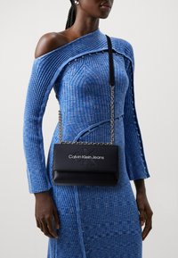 Calvin Klein Jeans SCULPTED FLAP - Torba preko tijela - fashion black