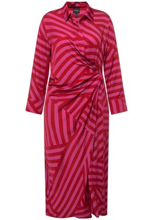 Abito a righe rosse e rosa con maniche lunghe, colletto a bottoni e un design drappeggiato davanti. Realizzato in tessuto morbido, presenta uno stile avvolgente.